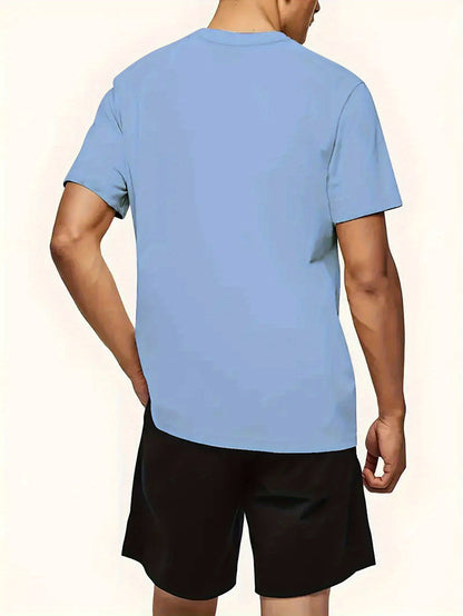 Տղամարդկանց ամառային առօրյա սպորտային երկու մասից բաղկացած հավաքածու՝ LADA տառերով նախշերով շապիկ և սև լարով շորտեր, առօրյա սպորտային հագուստ, սովորական չափս՝ իդեալական ամառային բացօթյա օգտագործման համար։