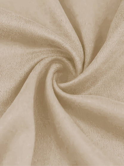 Տղամարդու 1 հավաքածու՝ միագույն պոլիեսթերից պատրաստված առօրյա հագուստ՝ երկար թևքերով, կոճակներով և օձիքով բաճկոնով, գրպաններով և լարով երկար տաբատի հավաքածու՝ աշուն/ձմեռ