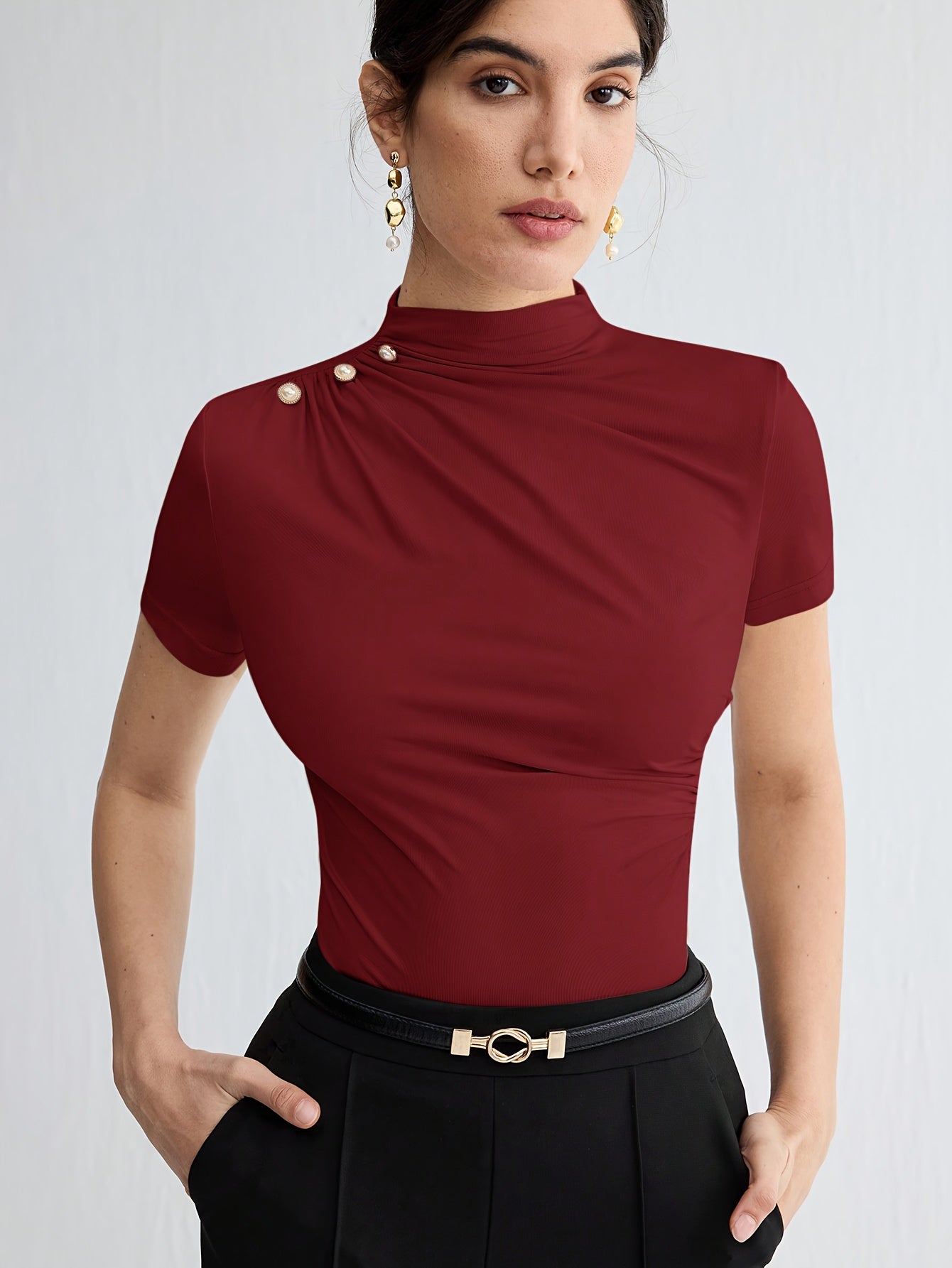 Էլեգանտ սպիտակ կարճ թևքով, բարձր օձիքով վերնաշապիկ՝ կոճակներով դետալով - Կանացի բազմակողմանի ամառային բլուզ, առօրյա հագուստ | Մինիմալիստական ոճ | Նրբագեղ չափս