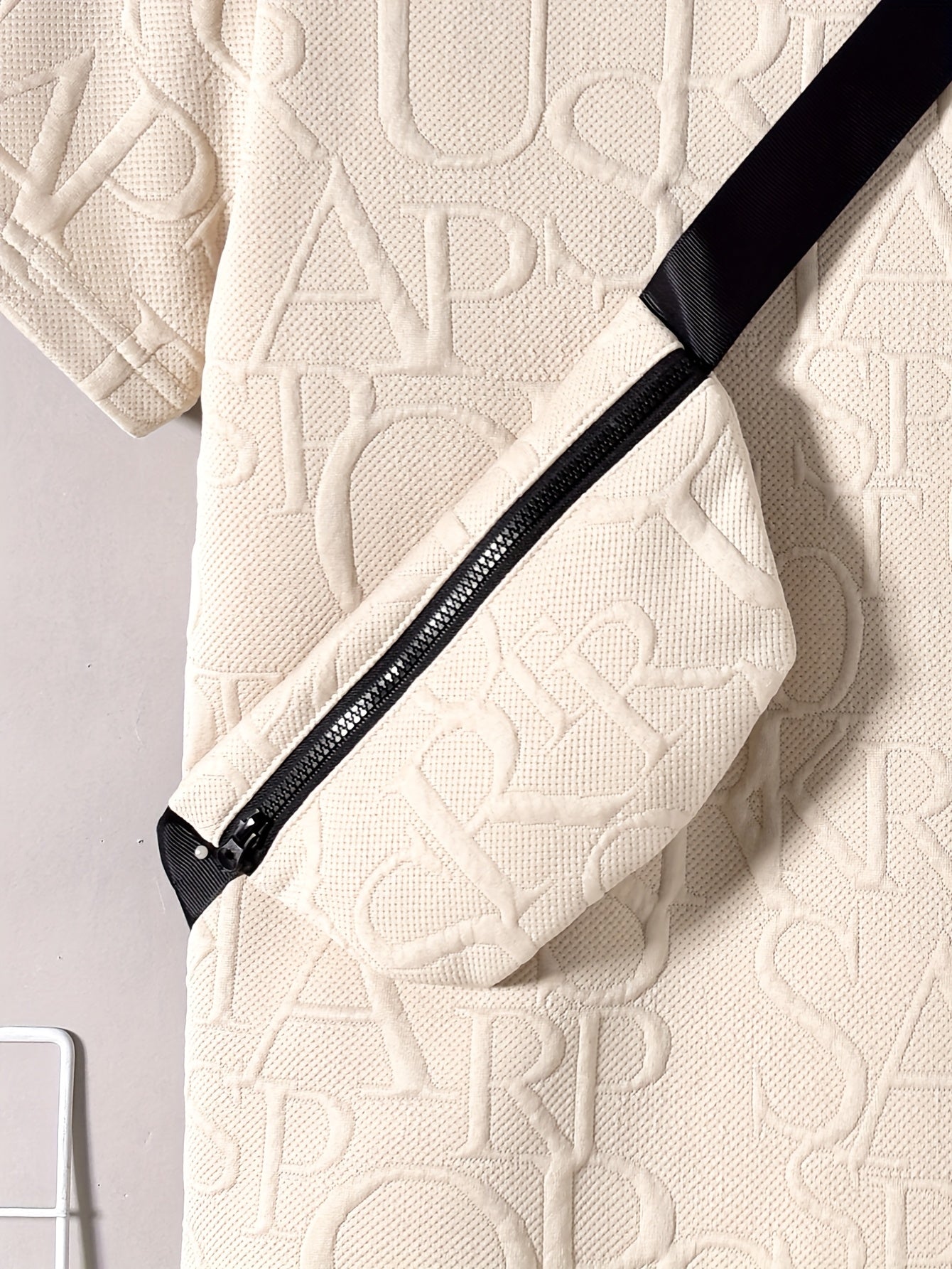 Տղաների համար նախատեսված ոճային սպիտակ կարճ թևքով մարզաշապիկ + առօրյա շորտեր + նորաձև կրծկալով պայուսակի հավաքածու, իդեալական է բացօթյա օգտագործման համար