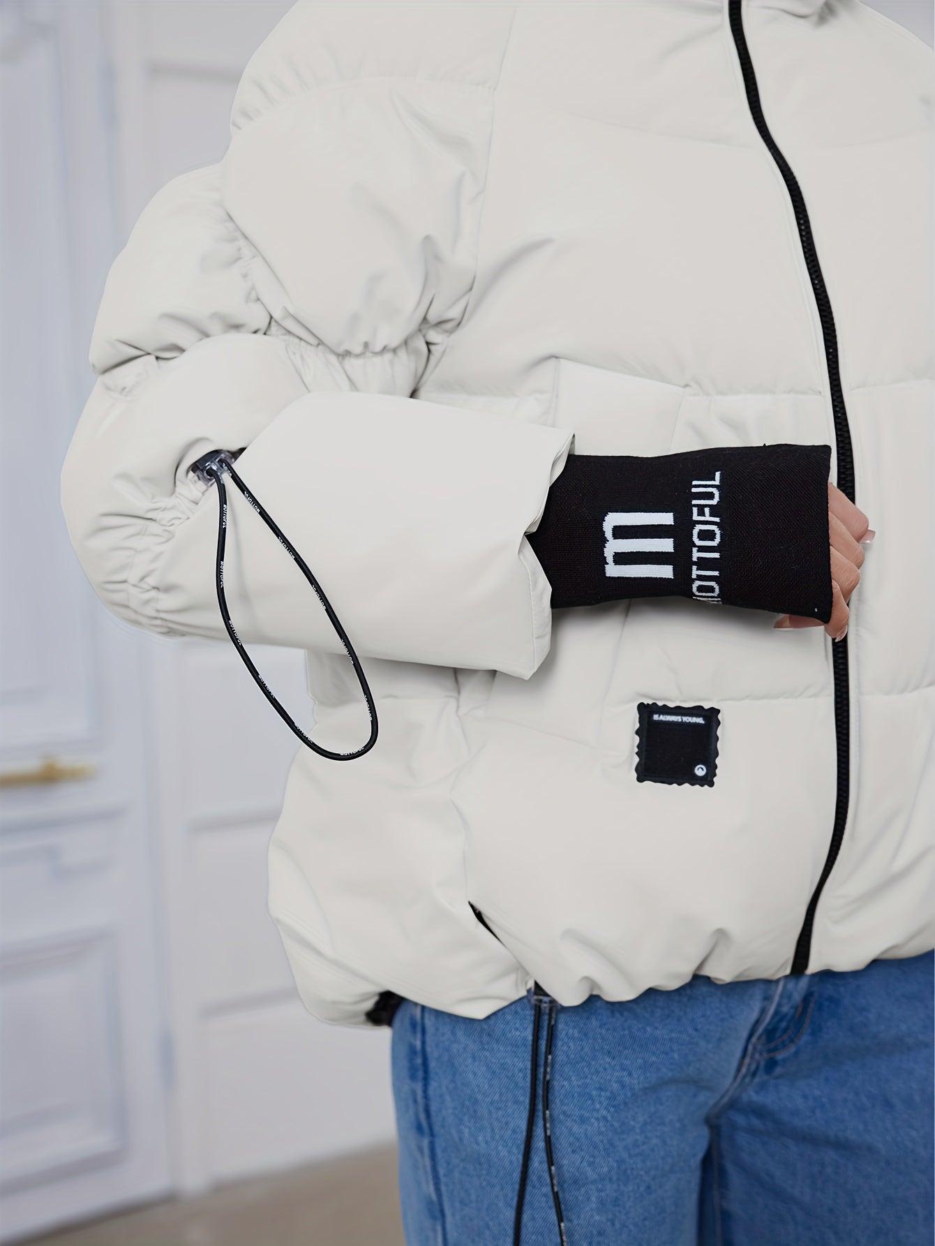 Կանացի ոճային բեժ գույնի փքված բաճկոն՝ առօրյա տաք ձմեռային վերարկու՝ սև եզրագծով, երկար թևքերով և կայծակաճարմանդով գլխարկով, պոլիեսթերային գործվածք՝ բացօթյա հարմարավետության համար։