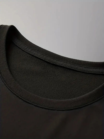 Տղամարդկանց ամառային առօրյա սպորտային երկու մասից բաղկացած հավաքածու՝ LADA տառերով նախշերով շապիկ և սև լարով շորտեր, առօրյա սպորտային հագուստ, սովորական չափս՝ իդեալական ամառային բացօթյա օգտագործման համար։