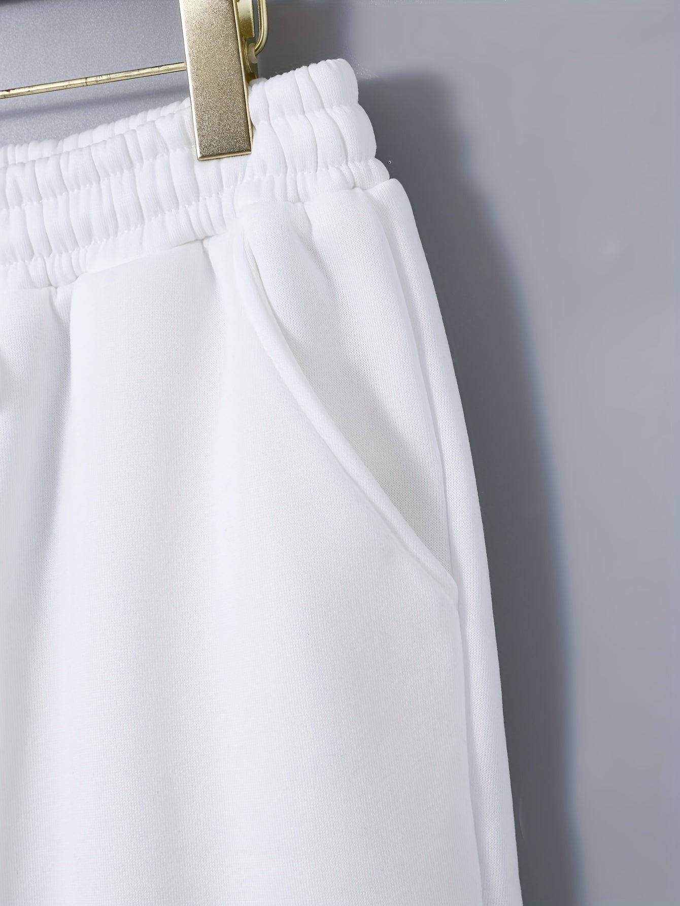 Տղամարդու 1 հավաքածու՝ միագույն պոլիեսթերից պատրաստված առօրյա հագուստ՝ երկար թևքերով, կոճակներով և օձիքով բաճկոնով, գրպաններով և լարով երկար տաբատի հավաքածու՝ աշուն/ձմեռ