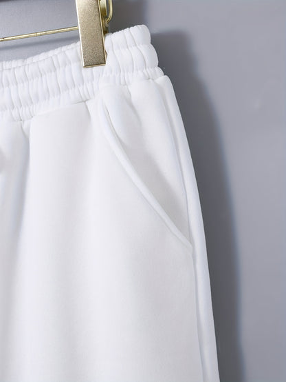 Տղամարդու 1 հավաքածու՝ միագույն պոլիեսթերից պատրաստված առօրյա հագուստ՝ երկար թևքերով, կոճակներով և օձիքով բաճկոնով, գրպաններով և լարով երկար տաբատի հավաքածու՝ աշուն/ձմեռ