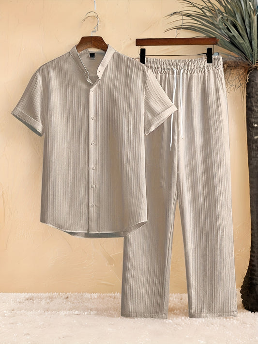 Առօրյա 2 հատանոց հավաքածու՝ կարճ թևքերով, օձիքով վերնաշապիկ + կապով, ուղիղ տաբատ, հարմար է լողափնյա արձակուրդի և բացօթյա հանգստի համար։