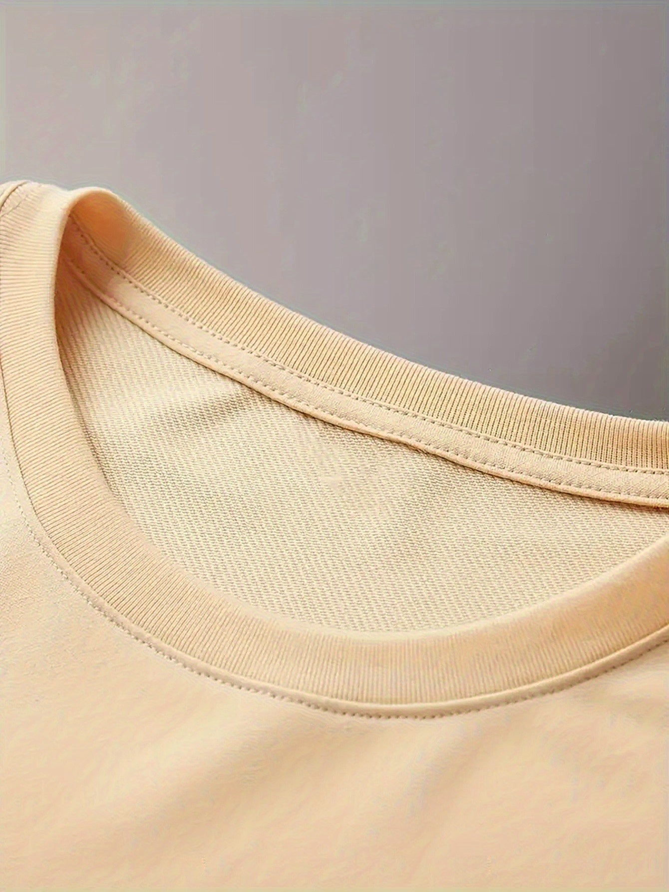 Տղամարդկանց ամառային առօրյա սպորտային երկու մասից բաղկացած հավաքածու՝ LADA տառերով նախշերով շապիկ և սև լարով շորտեր, առօրյա սպորտային հագուստ, սովորական չափս՝ իդեալական ամառային բացօթյա օգտագործման համար։