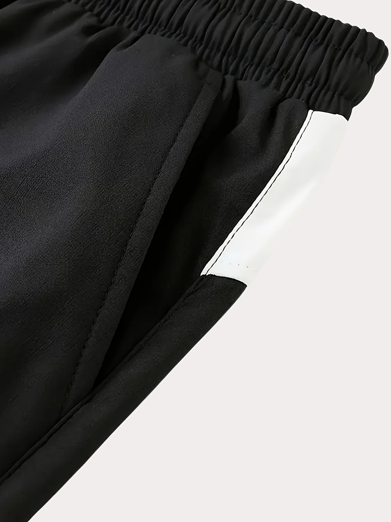 Գարնան և աշնան համար նախատեսված սպորտային հագուստի համալիր, որը ներառում է կանգնած օձիքով և սև ու սպիտակ գծավոր երկար տաբատով ճարմանդով բաճկոն, ոճային հանդերձանք, որը հիանալի նվեր է, քրտինքից պաշտպանված, միայն ձեռքով լվանալ, մարզումների համար աքսեսուար: