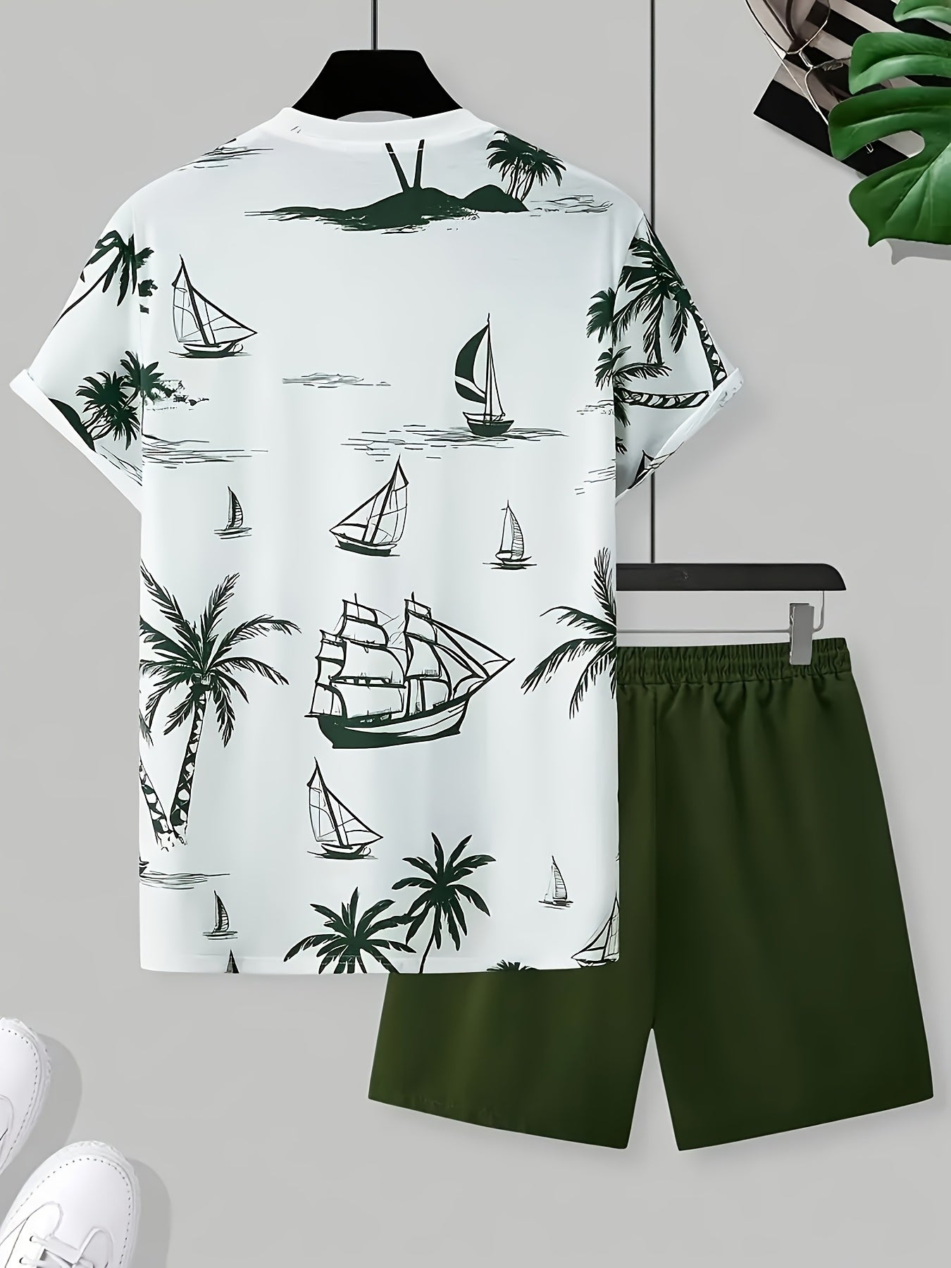 A set of 2 stylish Men's palm tree pattern summer fresh T-shirts and shorts, micro-stretch polyester knit fabric with a fitted fit, suitable for outdoor activities and family gatherings.