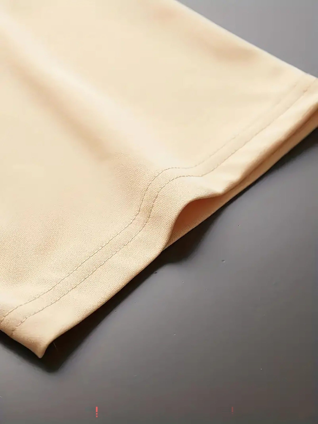 Տղամարդկանց ամառային առօրյա սպորտային երկու մասից բաղկացած հավաքածու՝ LADA տառերով նախշերով շապիկ և սև լարով շորտեր, առօրյա սպորտային հագուստ, սովորական չափս՝ իդեալական ամառային բացօթյա օգտագործման համար։