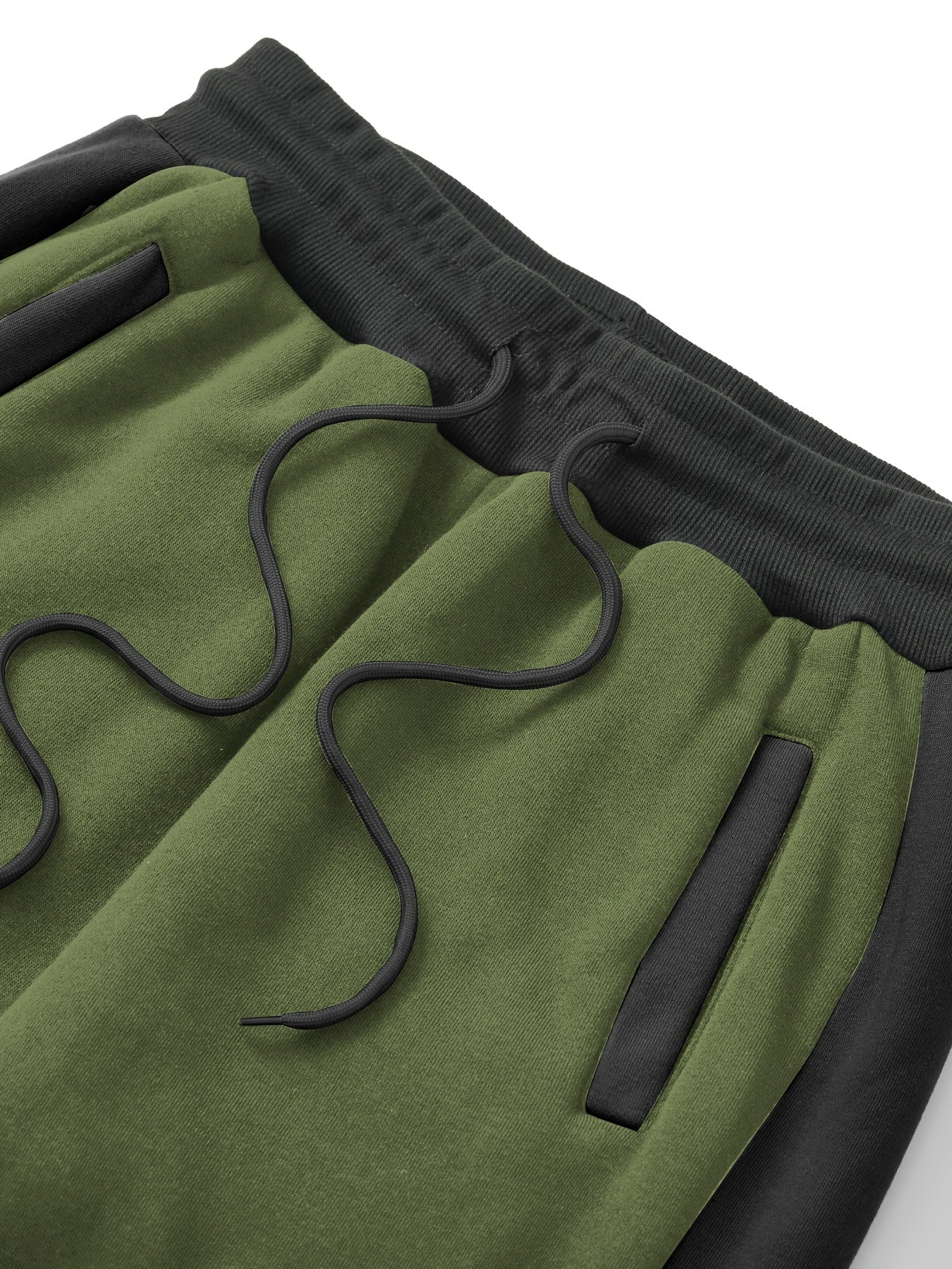 Տղամարդու առօրյա վերնաշապիկի հավաքածու՝ աշնանային և ձմեռային համար, որը ներառում է գլխարկով սվիտեր և սպորտային կարդիգան՝ պատչվորք դիզայնով։