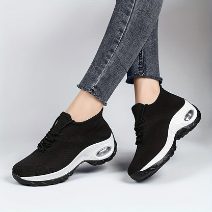 Կանացի շնչող ցանցե սպորտային կոշիկներ՝ հարմարավետ, թեթև վազքի համար նախատեսված կոշիկներ՝ օդային բարձիկով, հարվածակայուն ներբանով, կապիչներով, սև և սպիտակ գույներով։