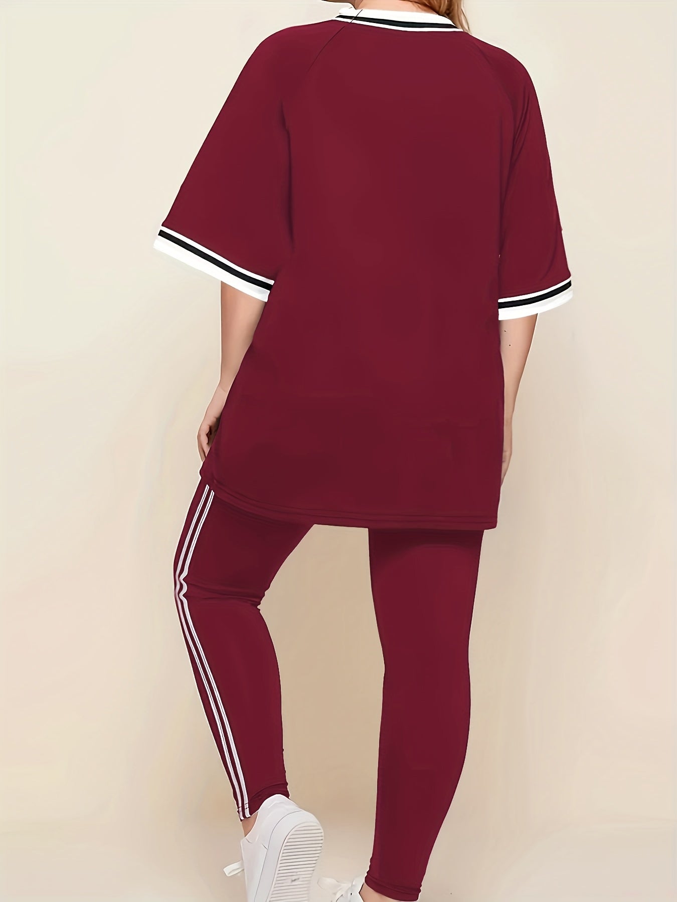 Կանացի մեծ չափսի առօրյա հանգստի հավաքածու - մոխրագույն և սպիտակ գծավոր մեծ չափսի մարզաշապիկ համապատասխան մարզաշապիկով, հարմարավետ բոլոր եղանակների տնային հագուստ, մարզաշապիկներ կանանց համար