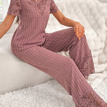 Երկու մասից բաղկացած հավաքածու՝ միագույն կարճ թևքերով վերնաշապիկ՝ ժանյակավոր կտորե զարդանախշով և համապատասխան երկար տաբատով։