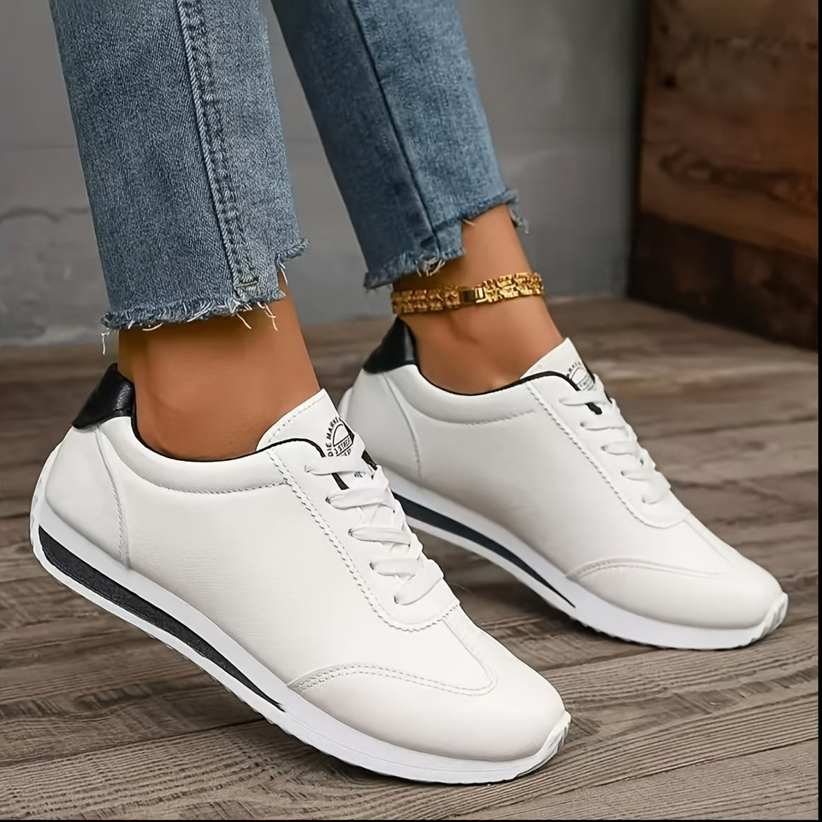 Կանացի դասական սպիտակ ցածրակրունկ սպորտային կոշիկներ - թեթև, հարմարավետ, կապերով, դիմացկուն ռետինե ներբանով և շնչող գործվածքային երեսպատմամբ, PU սինթետիկ արտաքին ծածկույթով, բոլոր եղանակների համար նախատեսված բազմակողմանի ամենօրյա կոշիկներ, նրբագեղ դիզայն: