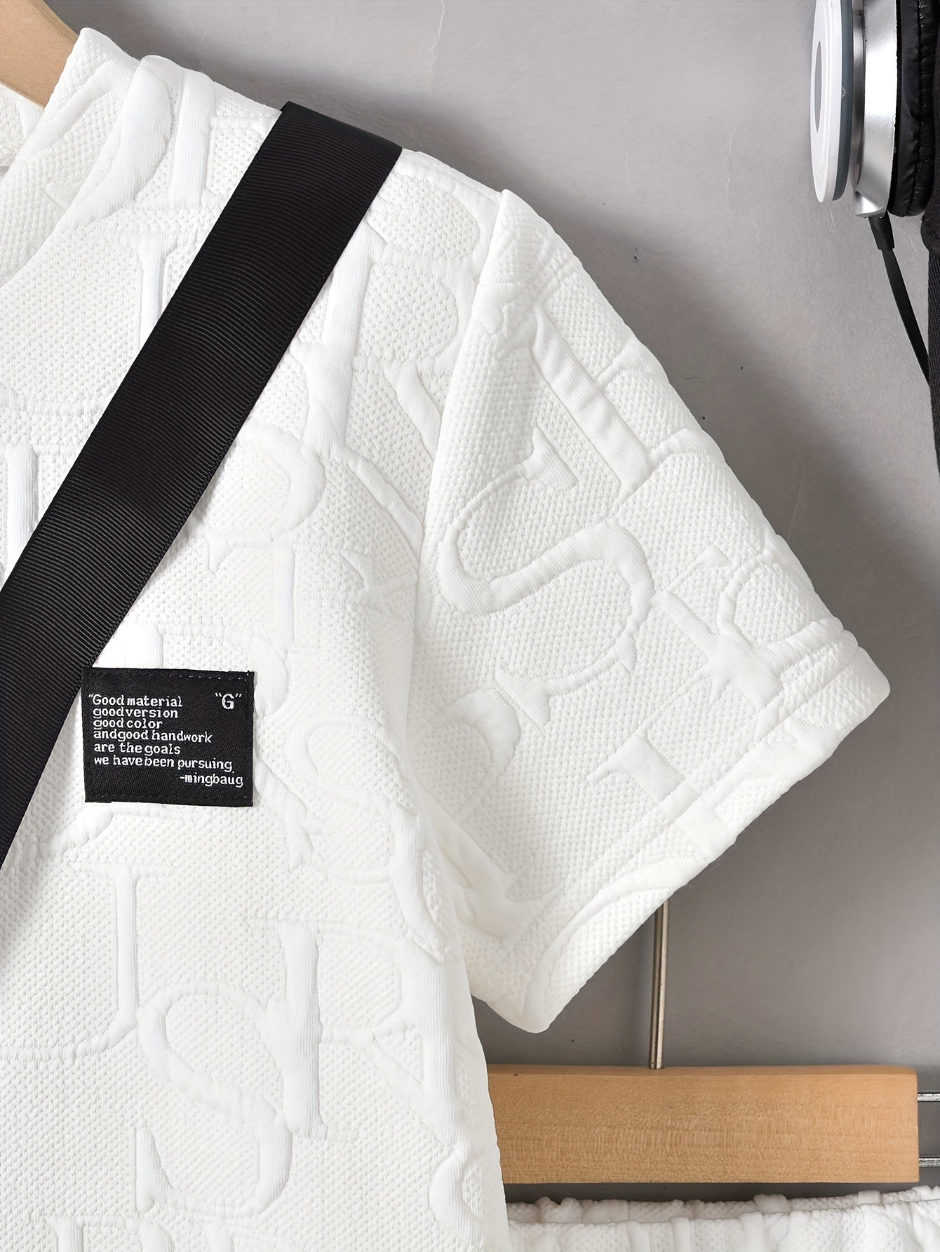 Տղաների համար նախատեսված ոճային սպիտակ կարճ թևքով մարզաշապիկ + առօրյա շորտեր + նորաձև կրծկալով պայուսակի հավաքածու, իդեալական է բացօթյա օգտագործման համար