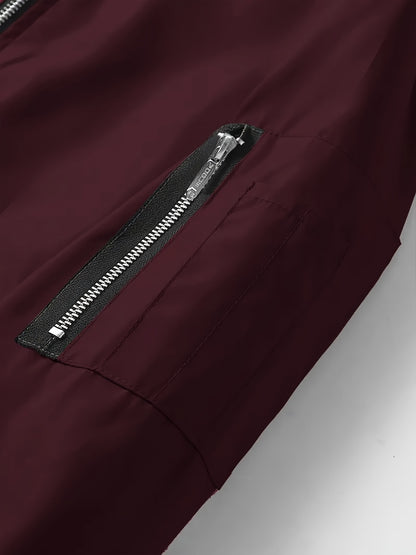 Տղամարդու նորաձև սև սպորտային առօրյա բաճկոն՝ թեթև բոմբեր՝ կայծակաճարմանդ գրպաններով, առջևի կայծակաճարմանդով և երիզավոր թևքերով։ Հիանալի է բացօթյա գործունեության, վազքի և առօրյա հագուստի համար։