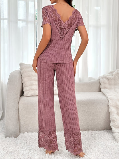 Երկու մասից բաղկացած հավաքածու՝ միագույն կարճ թևքերով վերնաշապիկ՝ ժանյակավոր կտորե զարդանախշով և համապատասխան երկար տաբատով։