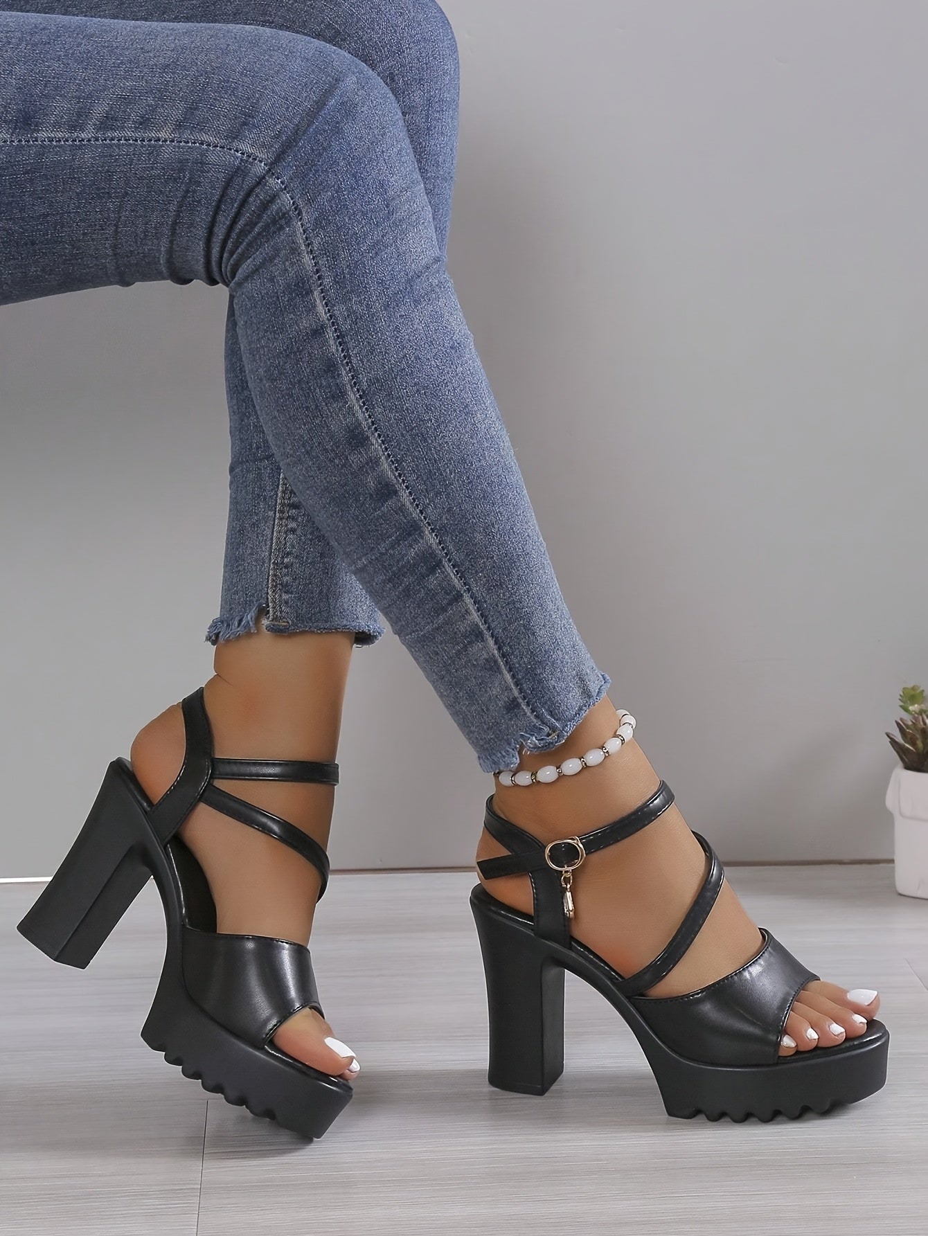 Կանացի ամառային նորաձև հաստ կրունկով սանդալներ - սպիտակ բաց քթով, ճարմանդային ժապավենով, հարմարավետ պոլիուրեթանային ներբան, ոճային բարձր կրունկով սանդալներ առօրյա հագուստի համար, հաստ կրունկով սանդալներ