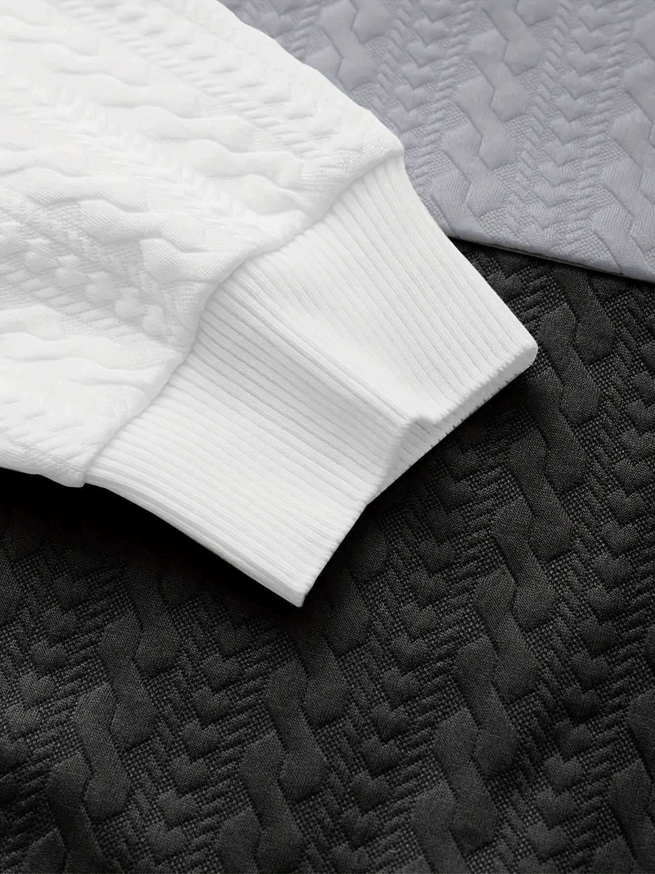 Նոր աշնանային և ձմեռային տղամարդու սվիտեր՝ ժակարդի փոքր սրտիկներով գործվածքից, հարմար է սպորտի, հանգստի, վազքի և ֆիթնես մարզումների համար, ունի երկար թևքեր։