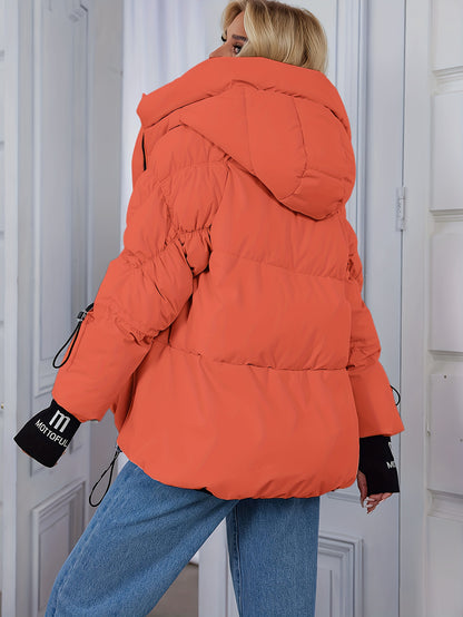 Կանացի ոճային բեժ գույնի փքված բաճկոն՝ առօրյա տաք ձմեռային վերարկու՝ սև եզրագծով, երկար թևքերով և կայծակաճարմանդով գլխարկով, պոլիեսթերային գործվածք՝ բացօթյա հարմարավետության համար։