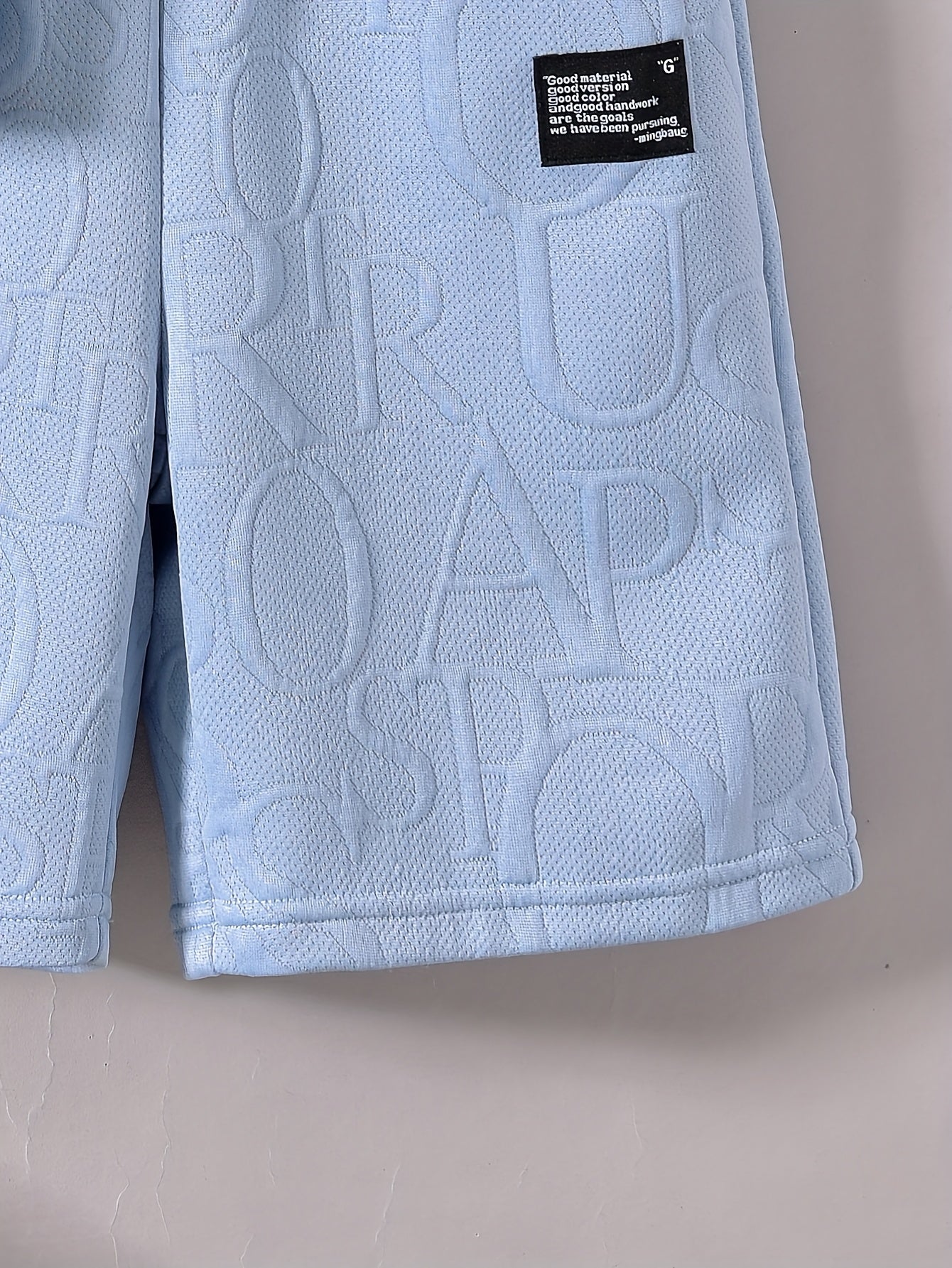 Տղաների համար նախատեսված ոճային սպիտակ կարճ թևքով մարզաշապիկ + առօրյա շորտեր + նորաձև կրծկալով պայուսակի հավաքածու, իդեալական է բացօթյա օգտագործման համար