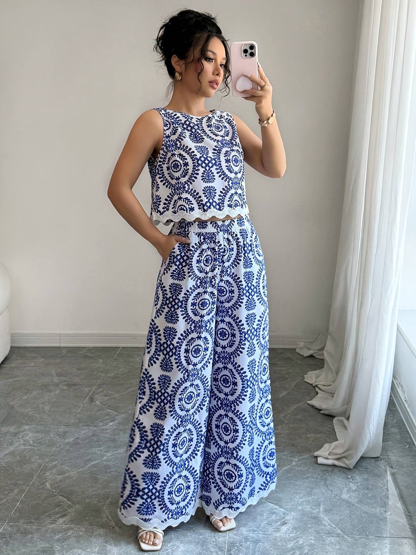 2 հատ կանացի բուսական նախշերով կլոր վզնոցով անթև վերնաշապիկի և տաբատի հավաքածու