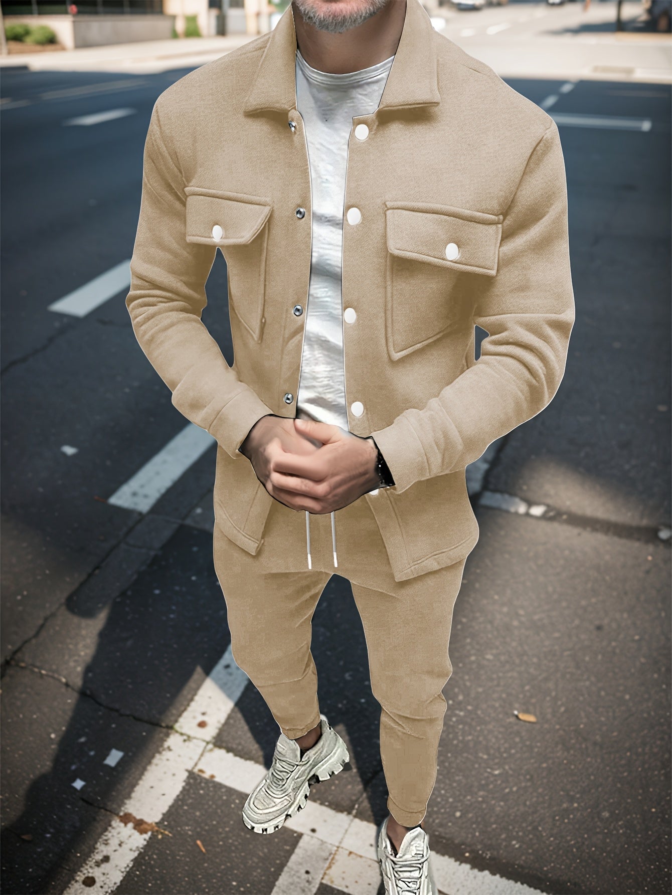 Տղամարդու 1 հավաքածու՝ միագույն պոլիեսթերից պատրաստված առօրյա հագուստ՝ երկար թևքերով, կոճակներով և օձիքով բաճկոնով, գրպաններով և լարով երկար տաբատի հավաքածու՝ աշուն/ձմեռ