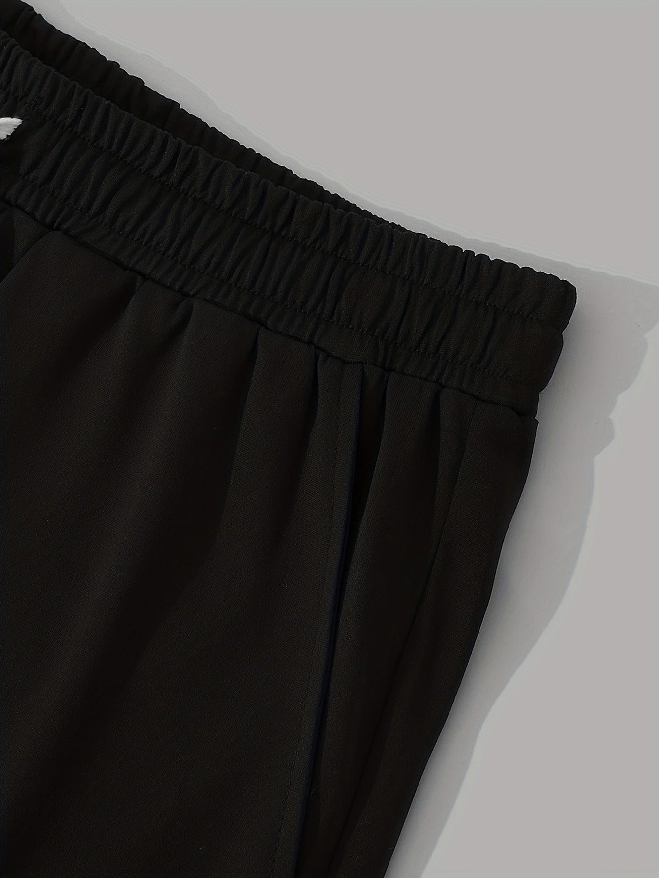 Տղամարդկանց ամառային առօրյա սպորտային երկու մասից բաղկացած հավաքածու՝ LADA տառերով նախշերով շապիկ և սև լարով շորտեր, առօրյա սպորտային հագուստ, սովորական չափս՝ իդեալական ամառային բացօթյա օգտագործման համար։