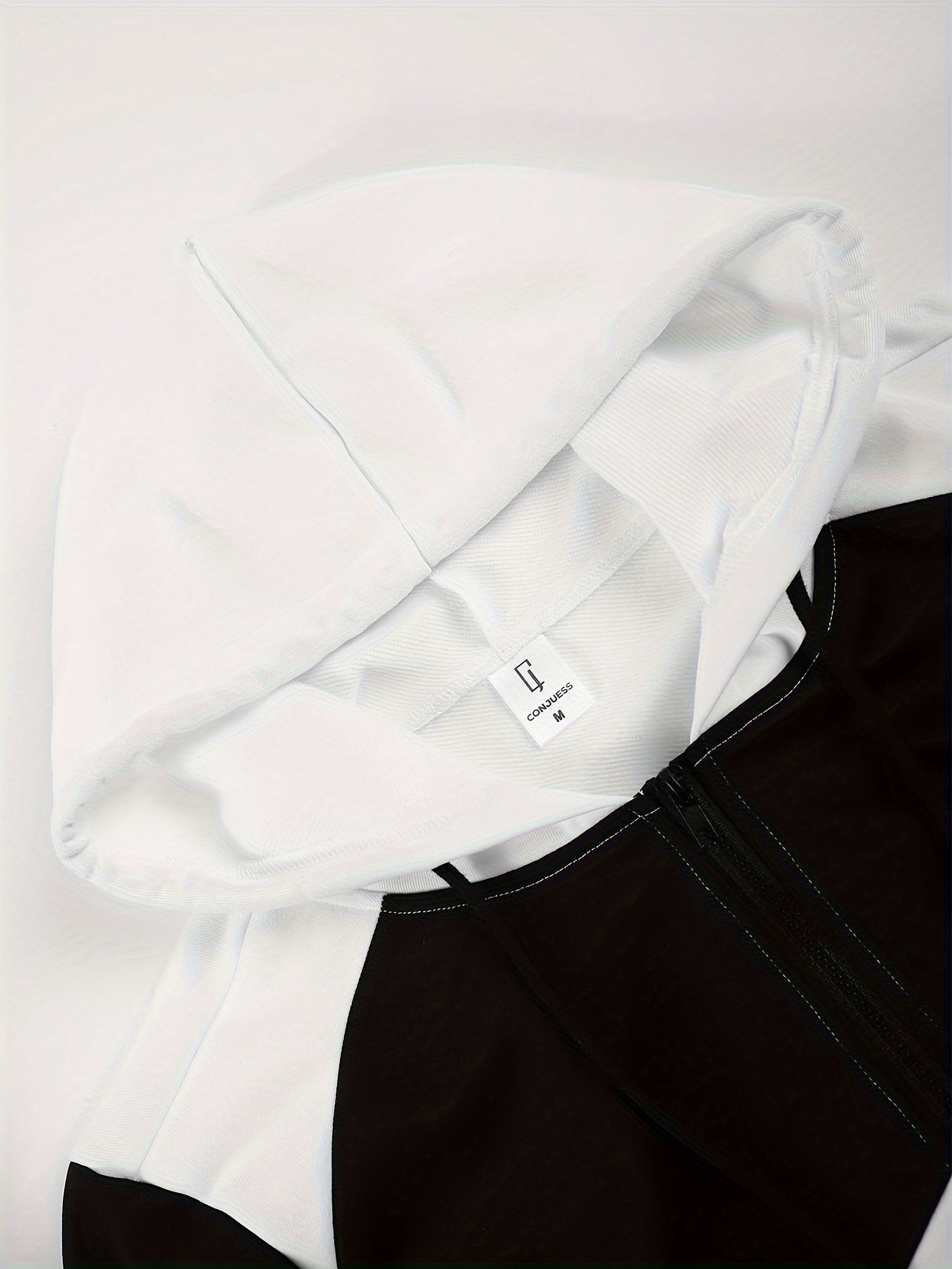 Տղամարդու աշնանային գունային համադրություններով, կայծակաճարմանդով վերնաշապիկ՝ կողային գրպաններով և միագույն երկար տաբատի լարով հավաքածու։