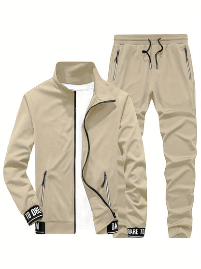 Տղամարդկանց ամենօրյա սպորտային հագուստի հավաքածու - բեժ գույնի ճարմանդով բաճկոն և մարզական տաբատ "DARE TO BE" տպագրությամբ, երկար թևերով, գրպաններով և քաշվող գոտիով, իդեալական է վազքի և հանգստի համար, գարուն/աշուն հավաքածու, գարուն-աշուն հագուստ | Zipup J