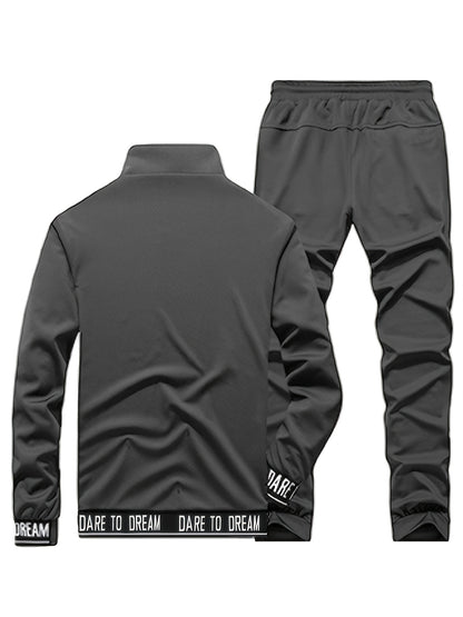 Տղամարդկանց ամենօրյա սպորտային հագուստի հավաքածու - բեժ գույնի ճարմանդով բաճկոն և մարզական տաբատ "DARE TO BE" տպագրությամբ, երկար թևերով, գրպաններով և քաշվող գոտիով, իդեալական է վազքի և հանգստի համար, գարուն/աշուն հավաքածու, գարուն-աշուն հագուստ | Zipup J