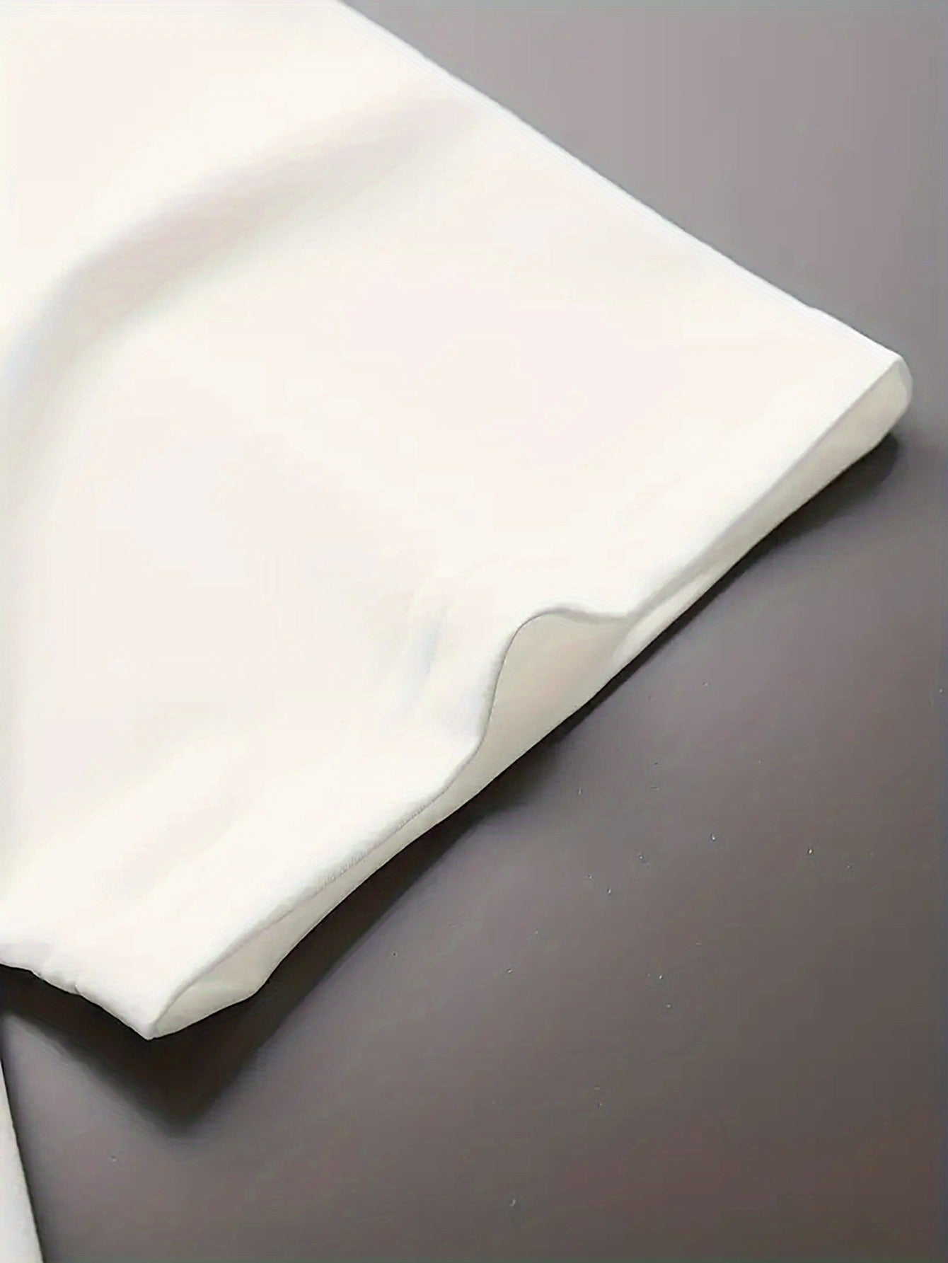 Տղամարդկանց ամառային առօրյա սպորտային երկու մասից բաղկացած հավաքածու՝ LADA տառերով նախշերով շապիկ և սև լարով շորտեր, առօրյա սպորտային հագուստ, սովորական չափս՝ իդեալական ամառային բացօթյա օգտագործման համար։