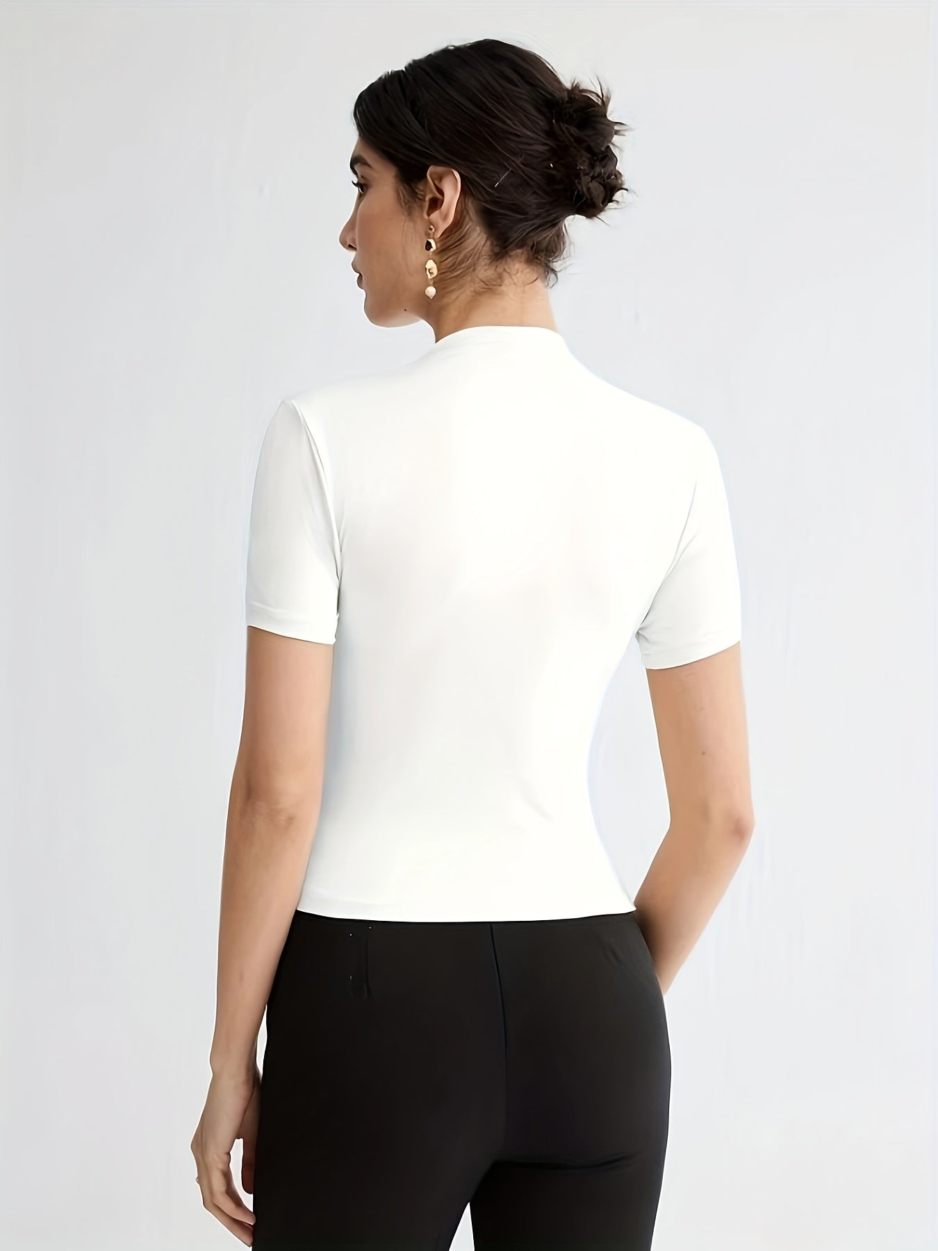 Էլեգանտ սպիտակ կարճ թևքով, բարձր օձիքով վերնաշապիկ՝ կոճակներով դետալով - Կանացի բազմակողմանի ամառային բլուզ, առօրյա հագուստ | Մինիմալիստական ոճ | Նրբագեղ չափս