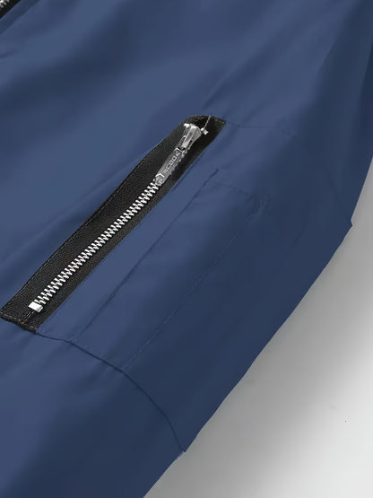 Տղամարդու նորաձև սև սպորտային առօրյա բաճկոն՝ թեթև բոմբեր՝ կայծակաճարմանդ գրպաններով, առջևի կայծակաճարմանդով և երիզավոր թևքերով։ Հիանալի է բացօթյա գործունեության, վազքի և առօրյա հագուստի համար։