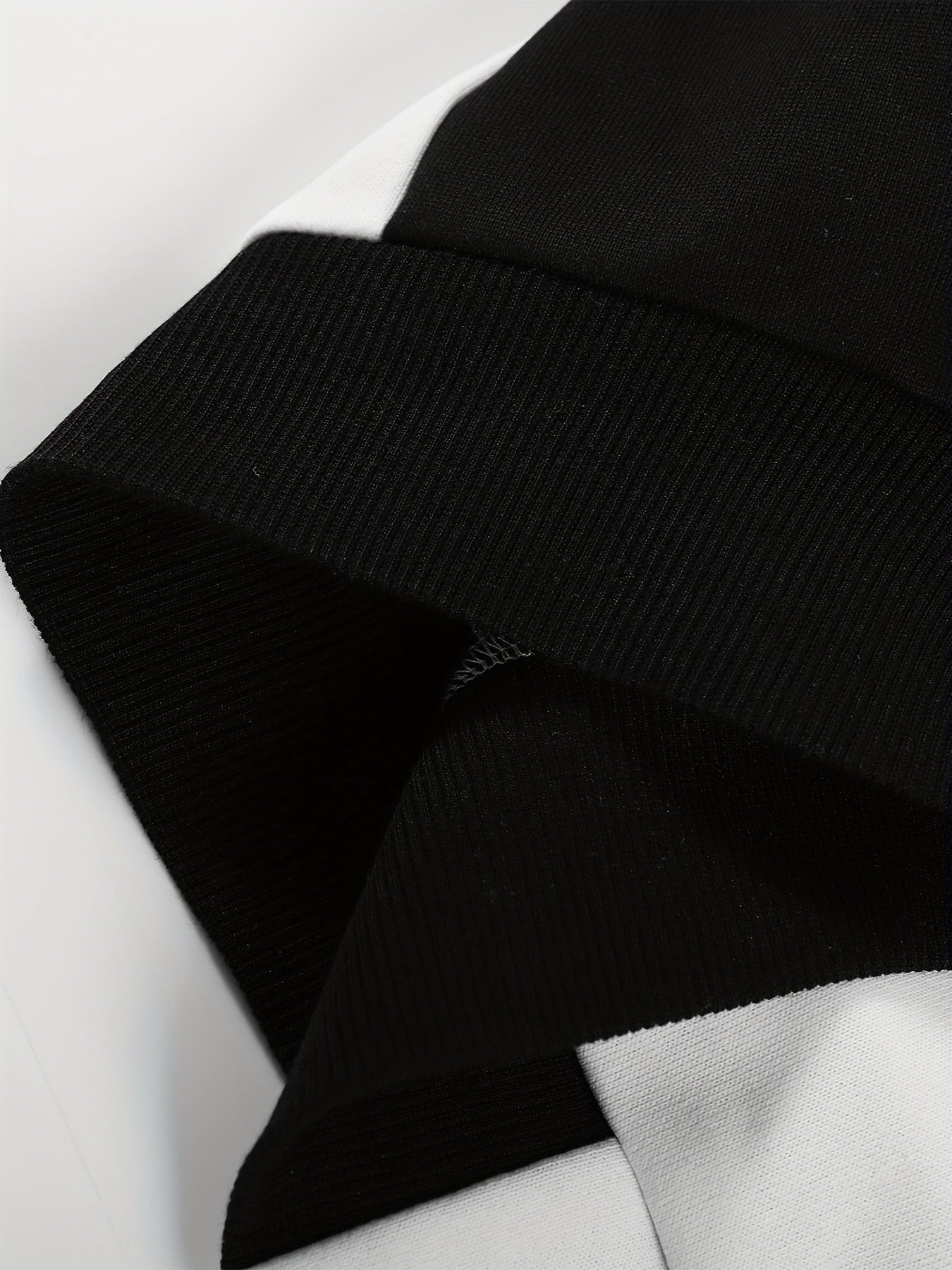 Տղամարդու աշնանային գունային համադրություններով, կայծակաճարմանդով վերնաշապիկ՝ կողային գրպաններով և միագույն երկար տաբատի լարով հավաքածու։