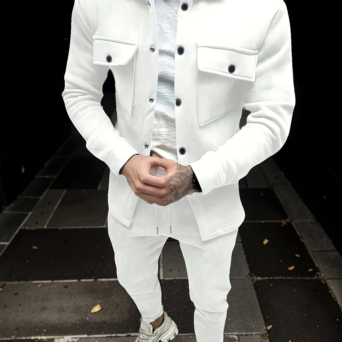 Տղամարդու 1 հավաքածու՝ միագույն պոլիեսթերից պատրաստված առօրյա հագուստ՝ երկար թևքերով, կոճակներով և օձիքով բաճկոնով, գրպաններով և լարով երկար տաբատի հավաքածու՝ աշուն/ձմեռ