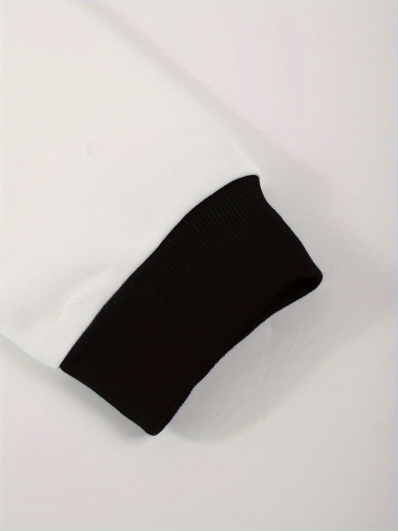 Տղամարդու աշնանային գունային համադրություններով, կայծակաճարմանդով վերնաշապիկ՝ կողային գրպաններով և միագույն երկար տաբատի լարով հավաքածու։