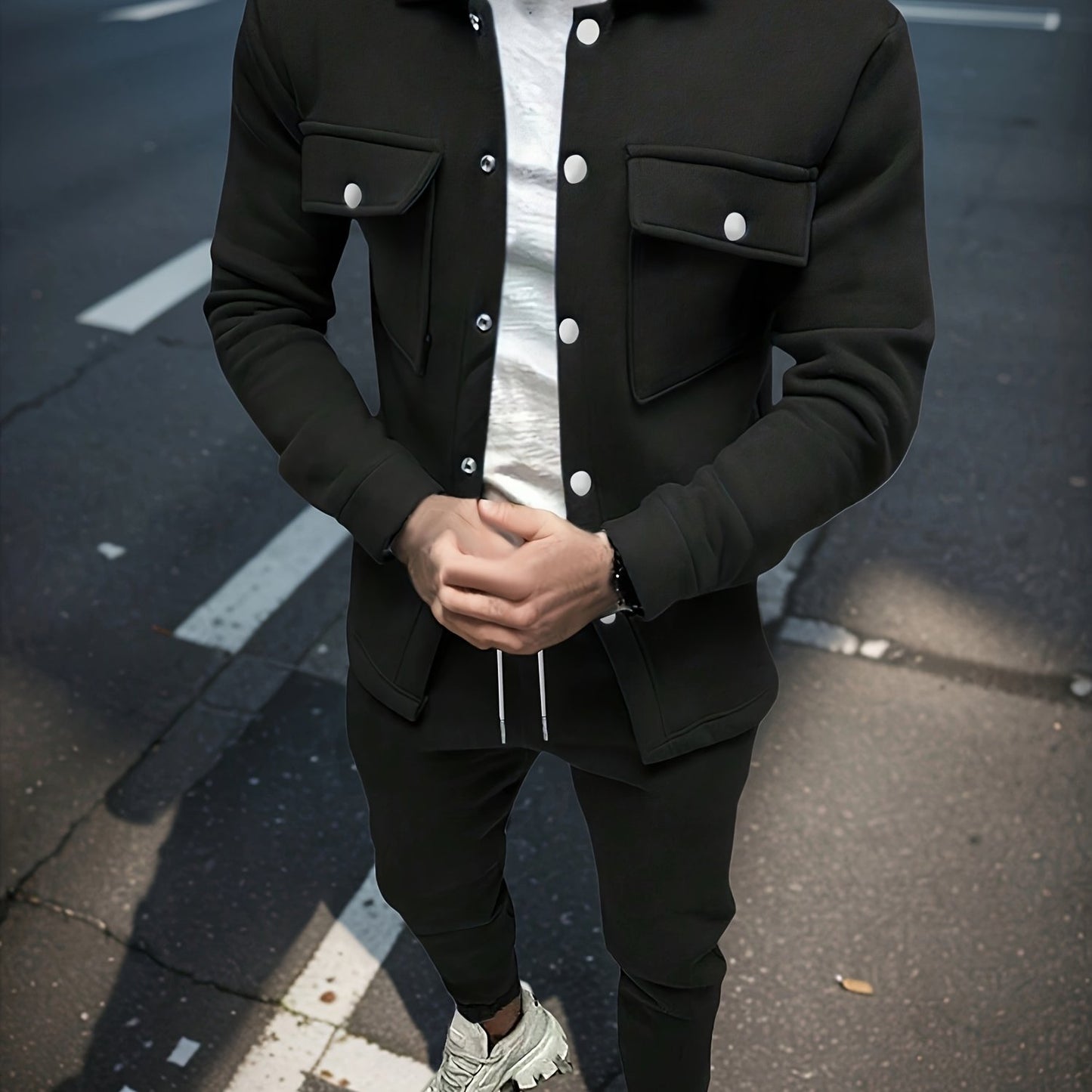 Տղամարդու 1 հավաքածու՝ միագույն պոլիեսթերից պատրաստված առօրյա հագուստ՝ երկար թևքերով, կոճակներով և օձիքով բաճկոնով, գրպաններով և լարով երկար տաբատի հավաքածու՝ աշուն/ձմեռ