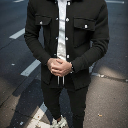 Տղամարդու 1 հավաքածու՝ միագույն պոլիեսթերից պատրաստված առօրյա հագուստ՝ երկար թևքերով, կոճակներով և օձիքով բաճկոնով, գրպաններով և լարով երկար տաբատի հավաքածու՝ աշուն/ձմեռ