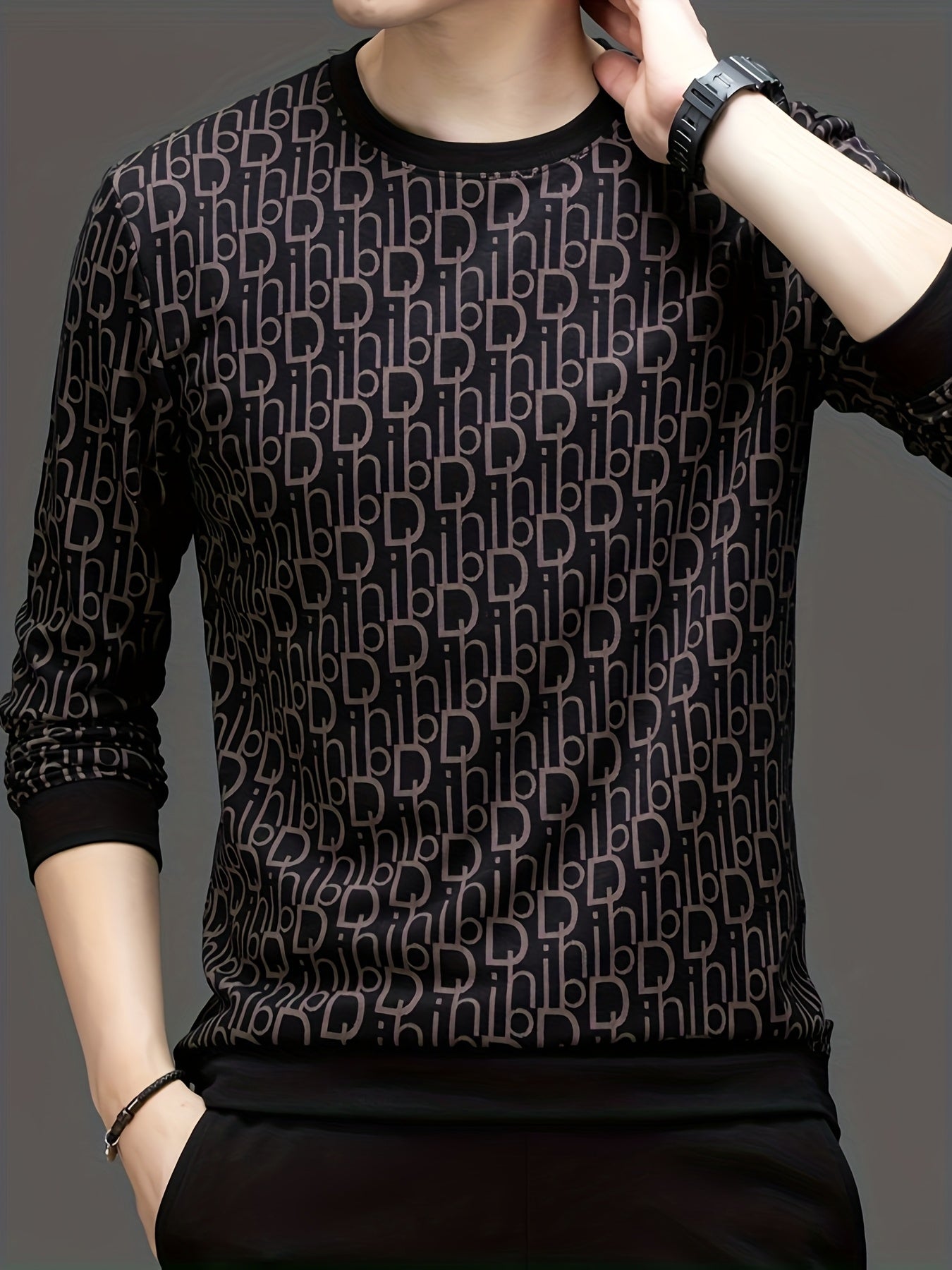 Կլոր վզնոցը հարմար է սպորտային և առօրյա հագուստի համար, առանձնանում է ոճային դեկորատիվ նախշերով: Այս երկարաթև սվիտերը կատարյալ է զբոսանքների համար, պատրաստված է փափուկ, ձգվող և հարմարավետ գործվածքից, ինչը այն դարձնում է իդեալական նվեր Y-ի համար: