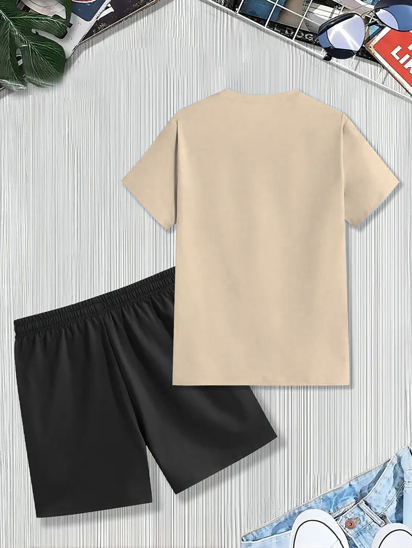 Տղամարդկանց ամառային առօրյա սպորտային երկու մասից բաղկացած հավաքածու՝ LADA տառերով նախշերով շապիկ և սև լարով շորտեր, առօրյա սպորտային հագուստ, սովորական չափս՝ իդեալական ամառային բացօթյա օգտագործման համար։