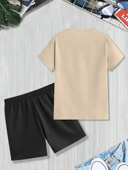 Տղամարդկանց ամառային առօրյա սպորտային երկու մասից բաղկացած հավաքածու՝ LADA տառերով նախշերով շապիկ և սև լարով շորտեր, առօրյա սպորտային հագուստ, սովորական չափս՝ իդեալական ամառային բացօթյա օգտագործման համար։