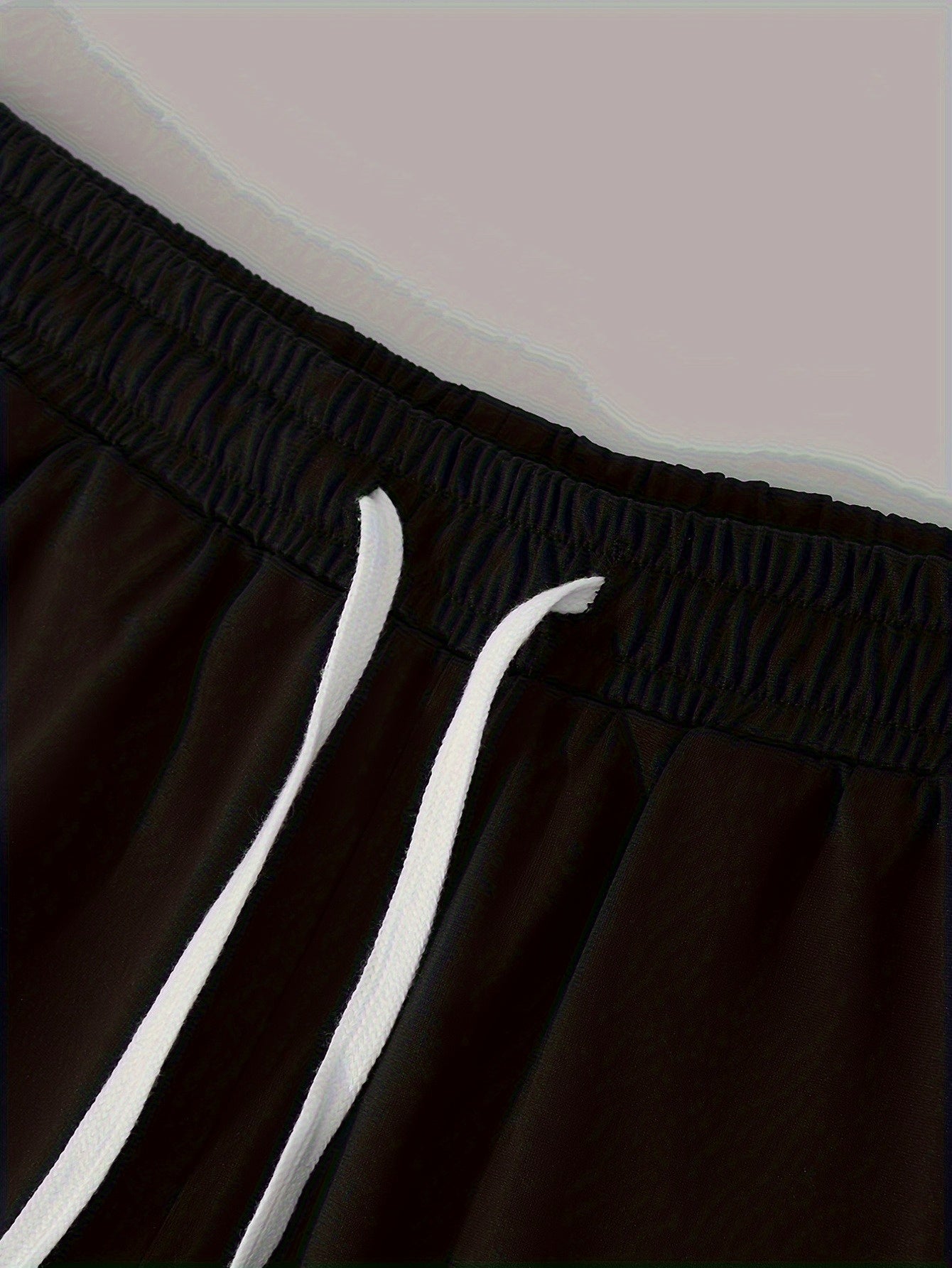 Տղամարդկանց ամառային առօրյա սպորտային երկու մասից բաղկացած հավաքածու՝ LADA տառերով նախշերով շապիկ և սև լարով շորտեր, առօրյա սպորտային հագուստ, սովորական չափս՝ իդեալական ամառային բացօթյա օգտագործման համար։