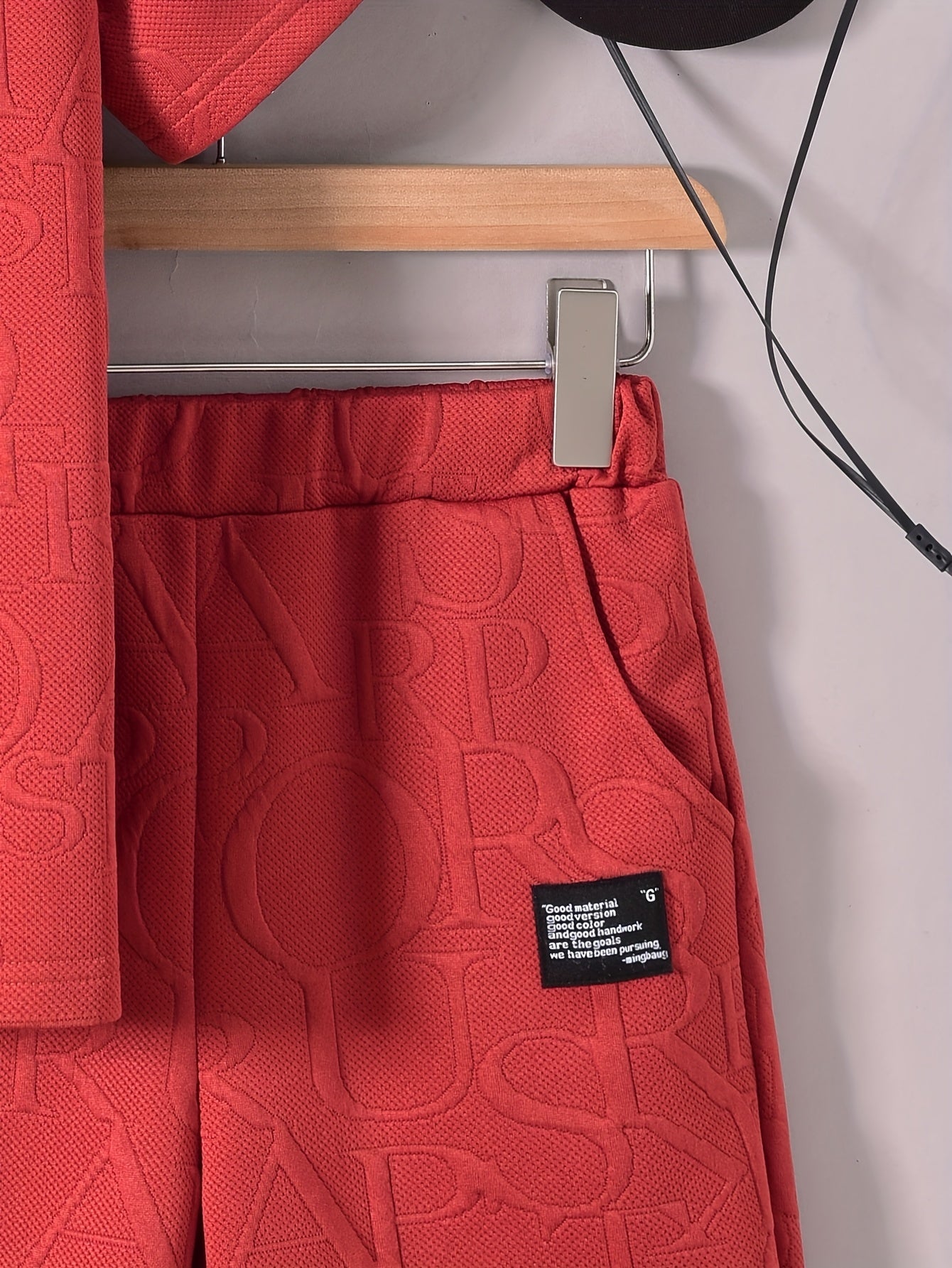 Տղաների համար նախատեսված ոճային սպիտակ կարճ թևքով մարզաշապիկ + առօրյա շորտեր + նորաձև կրծկալով պայուսակի հավաքածու, իդեալական է բացօթյա օգտագործման համար