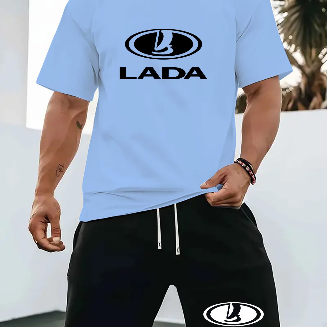 Տղամարդկանց ամառային առօրյա սպորտային երկու մասից բաղկացած հավաքածու՝ LADA տառերով նախշերով շապիկ և սև լարով շորտեր, առօրյա սպորտային հագուստ, սովորական չափս՝ իդեալական ամառային բացօթյա օգտագործման համար։