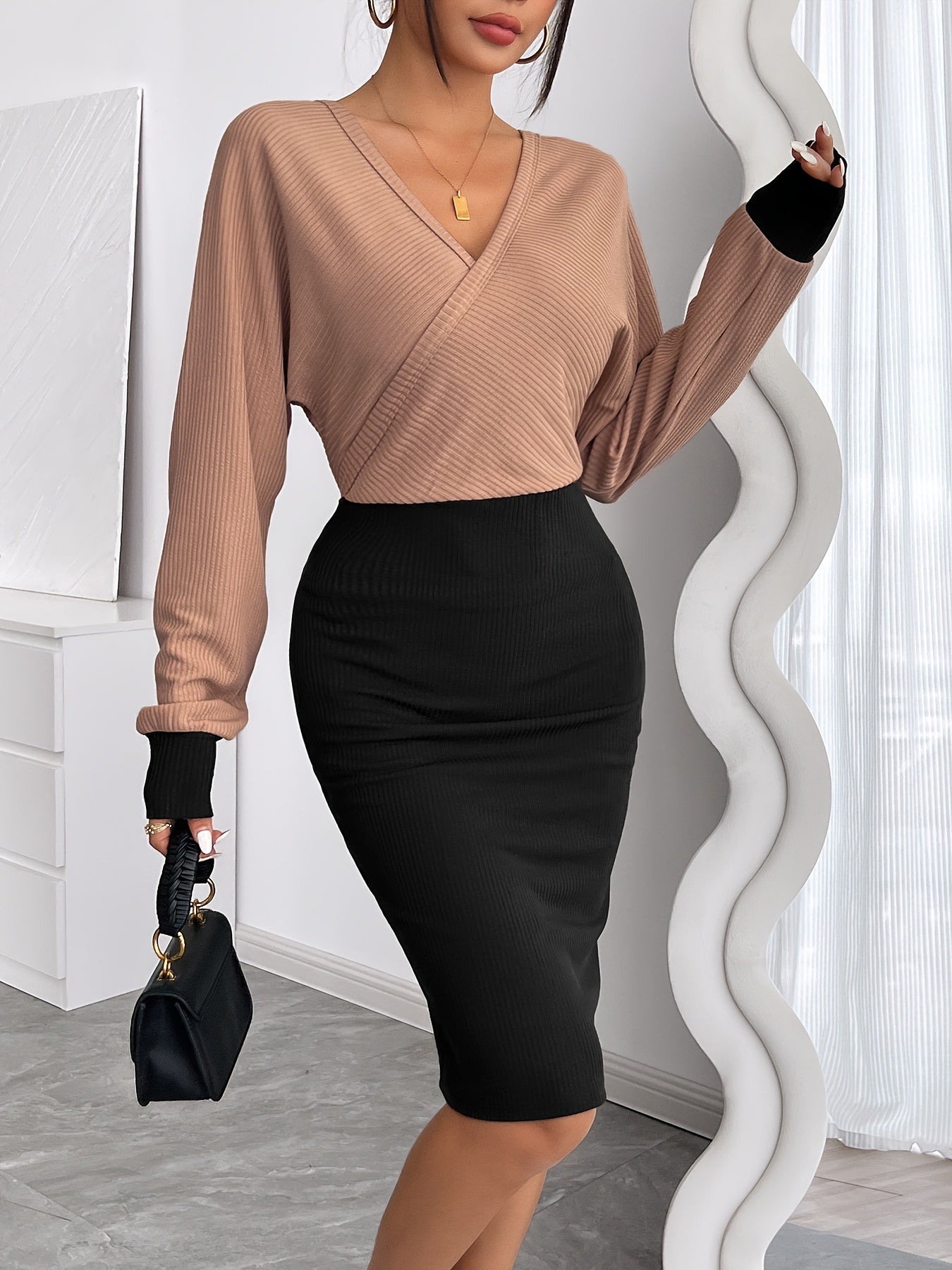 Էլեգանտ գունային բլոկներով երկար թևքերով, V-ձև դեկոլտեով, մարմնի վրա կոնաձև զգեստ | Միդի երկարություն, միագույն, հարմար է գարուն/աշուն սեզոնի համար