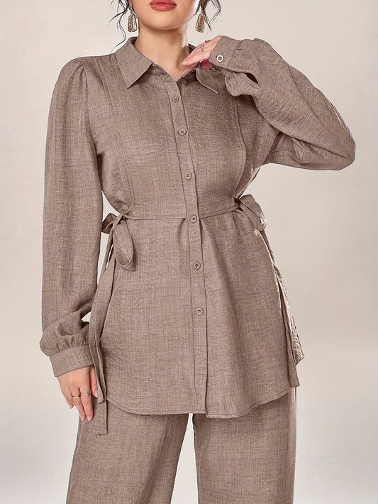 Կանացի ոճային երկկտոր հավաքածու - Էլեգանտ երկարաթև վերնաշապիկ՝ կապվող գոտկատեղով և լայն տաբատով, իդեալական է գրասենյակային հագուստի համար, գրասենյակային հագուստ | Էլեգանտ երկկտոր հավաքածու | Պոլիեսթերային գործվածք