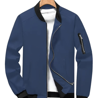 Տղամարդու նորաձև սև սպորտային առօրյա բաճկոն՝ թեթև բոմբեր՝ կայծակաճարմանդ գրպաններով, առջևի կայծակաճարմանդով և երիզավոր թևքերով։ Հիանալի է բացօթյա գործունեության, վազքի և առօրյա հագուստի համար։