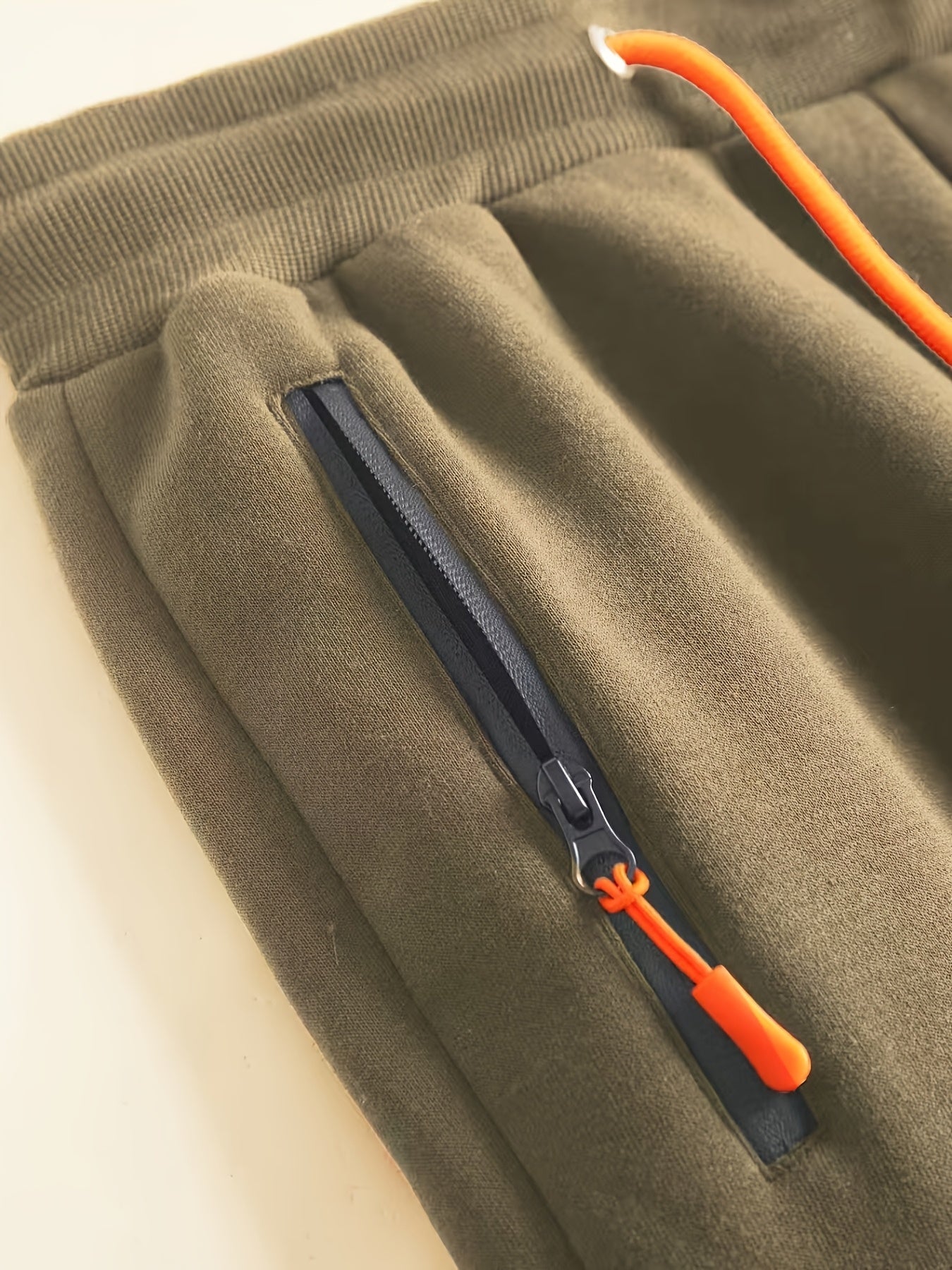 2 հատ տղամարդու միագույն երկարաթև սվիտեր և մարզաշապիկ գլխարկով, հարմար է գարնանային, աշնանային և ձմեռային սպորտաձևերի համար։