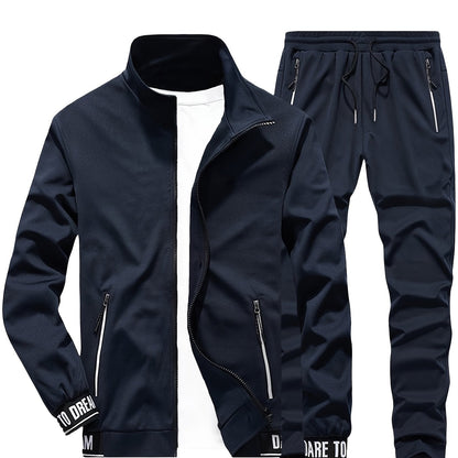 Տղամարդկանց ամենօրյա սպորտային հագուստի հավաքածու - բեժ գույնի ճարմանդով բաճկոն և մարզական տաբատ "DARE TO BE" տպագրությամբ, երկար թևերով, գրպաններով և քաշվող գոտիով, իդեալական է վազքի և հանգստի համար, գարուն/աշուն հավաքածու, գարուն-աշուն հագուստ | Zipup J